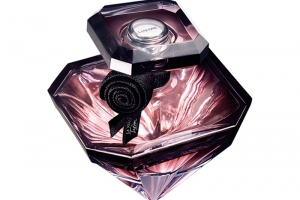 Tresor der Nacht<br />Lancôme Trésor ist seit seiner Lancierung im Jahre 1990 einer der beliebtesten<br />Duftklassiker für Damen schlechthin. Der blumige Duft suggeriert Eleganz und weibliche Unabhängigkeit.<br /><br />Lancôme Trésor La Nuit Parfum ist die neue Interpretation des Duftklassikers, die mit ihrer Komposition die leidenschaftliche Seite  der Frau emporhebt. Jetzt bei uns in der Parfümerie für sich entdecken. 